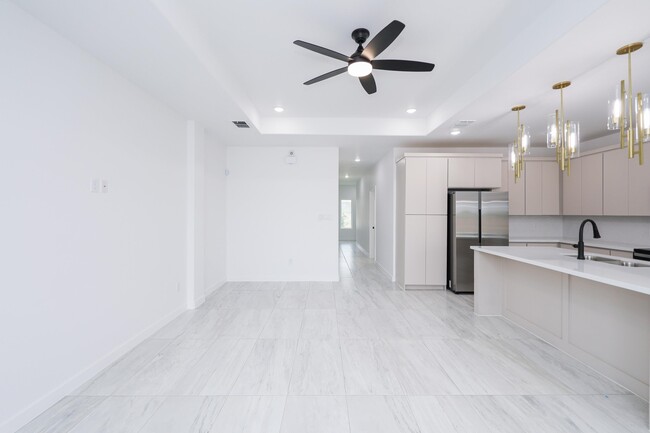 Building Photo - 604 Silvana Dr