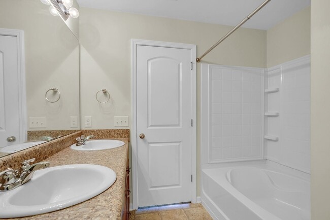 Building Photo - 3 Bedroom 2.5 Bathroom Townhome in Richmon...
