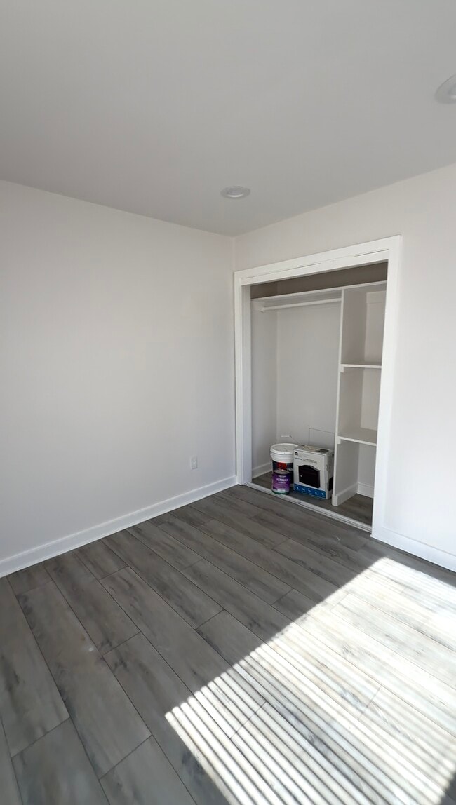 Building Photo - 1341 E 59th Pl