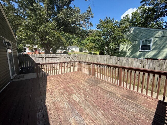 Building Photo - 2817 Shady Lawn Dr