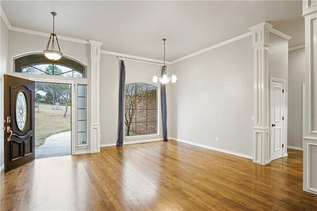Building Photo - 9417 Forest Dale Dr