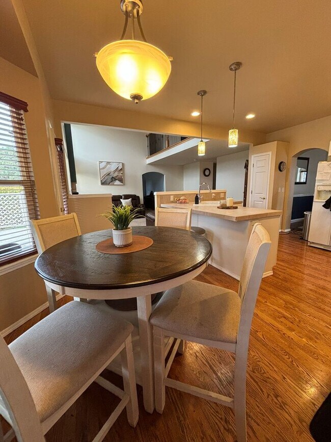 Building Photo - Meticulsly Maintained 5 Bedroom, 4 Bathroom Home