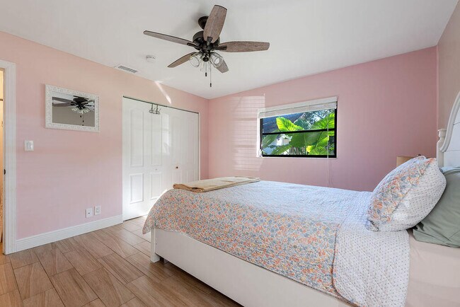 Building Photo - 4143 Palm Forest Dr N