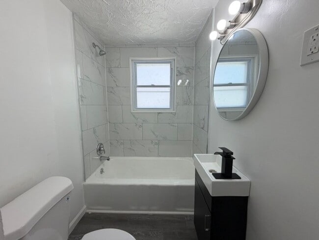 Building Photo - Pet-Friendly 3-Bedroom Home Near Downtown Akron Conveniences