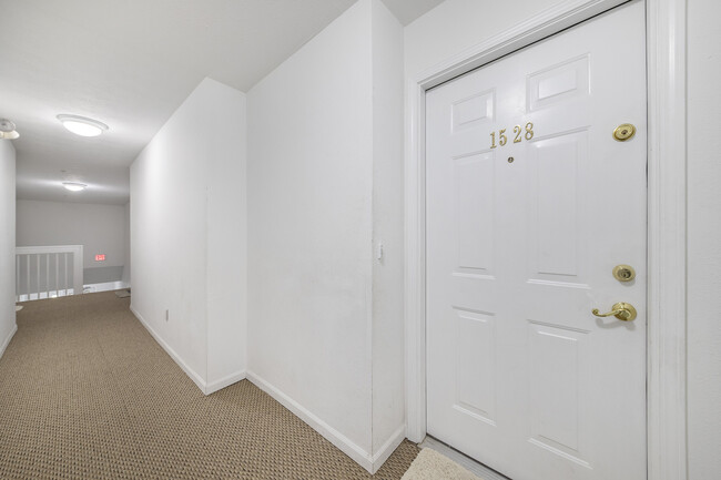 Building Photo - 1528 Oakfield Dr