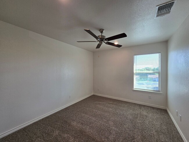 Building Photo - RENT SPECIAL - AVAILABLE NOW!
