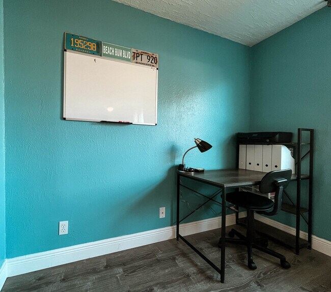 Building Photo - 532 Roosevelt Ave