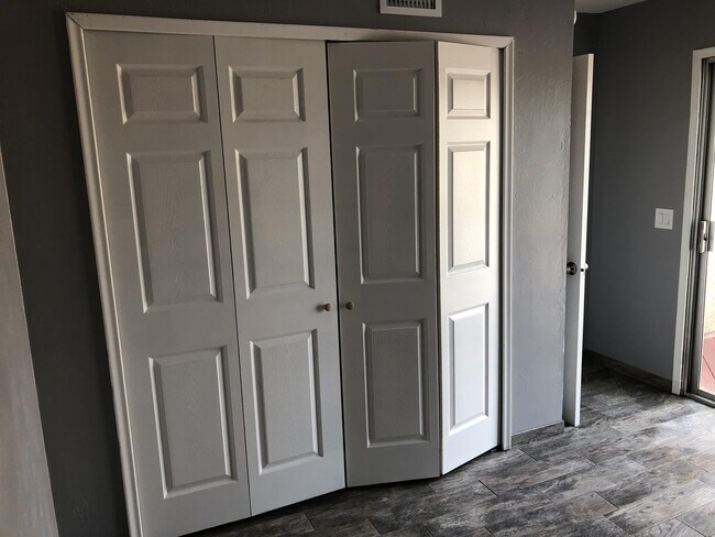 Building Photo - 2601 W Broadway Blvd