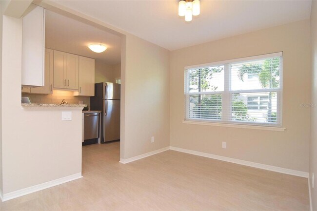 Building Photo - 606 12th Ave NE