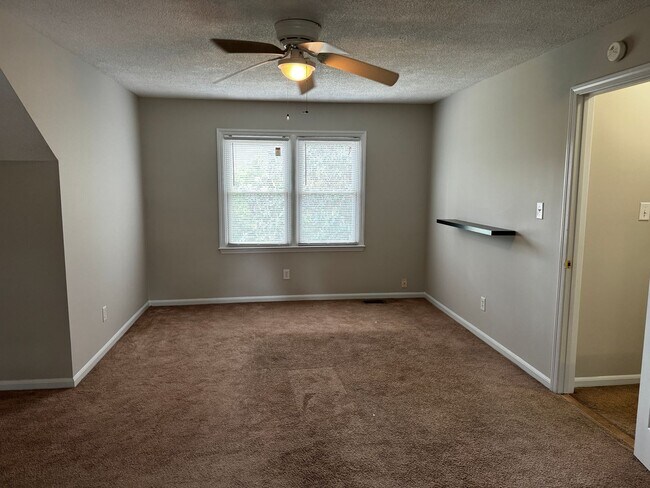 Building Photo - 4 Bedroom 2.5 Bath Home