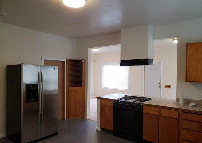 Building Photo - 2 BD 1 BA home with easy transit