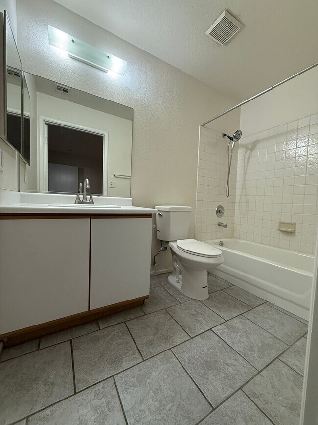 Building Photo - Nicely Redone Single Family Townhome