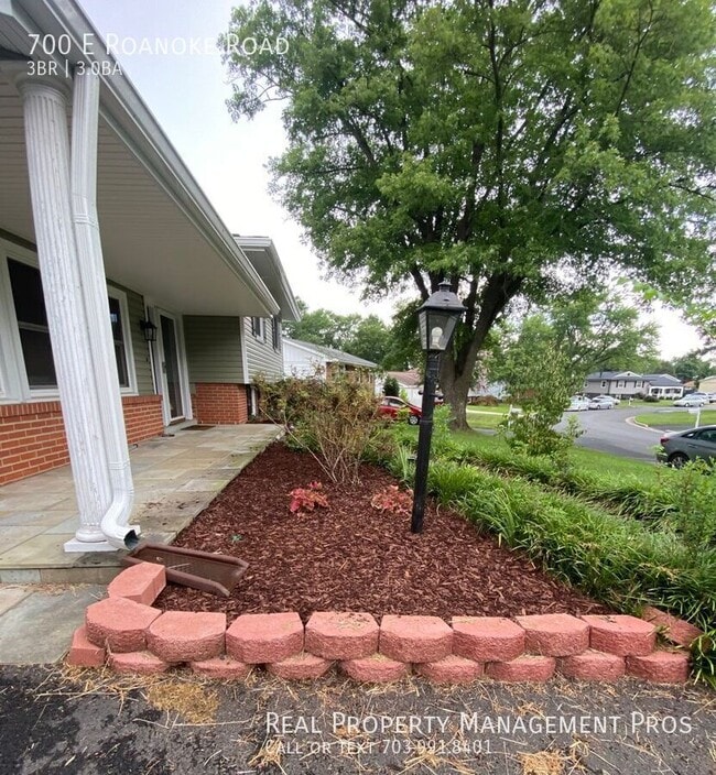 Building Photo - 700 E Roanoke Rd