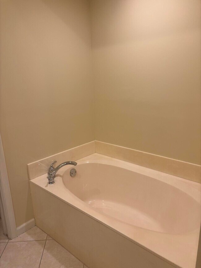 Building Photo - 10100 Larkspur Ln