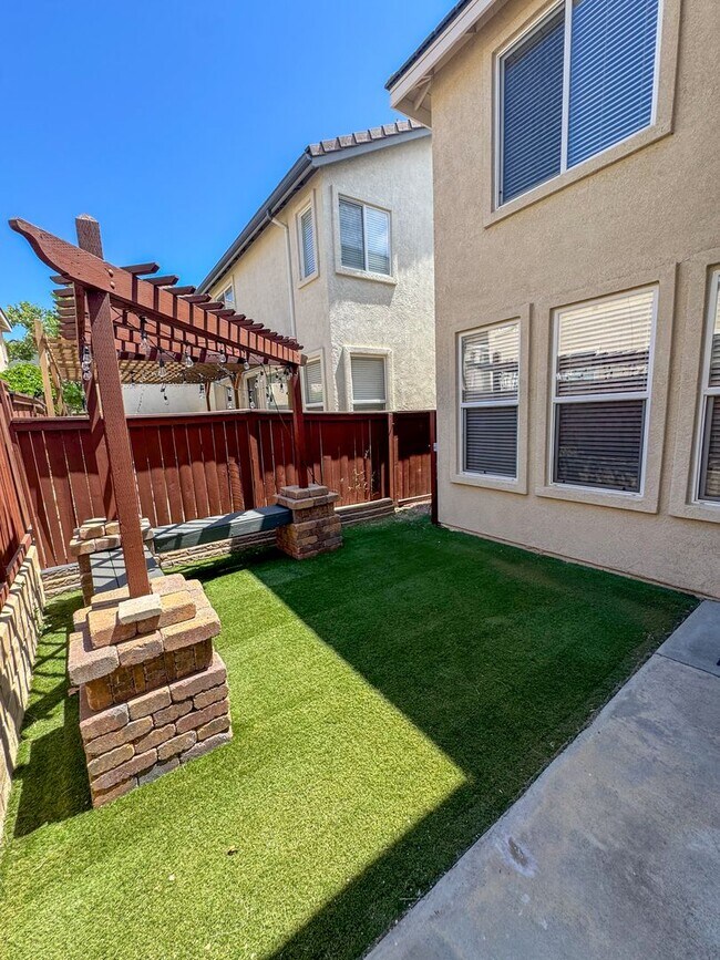 Building Photo - 4 Bedroom home available for Lease in Cent...