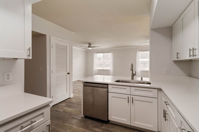 Building Photo - Newly updated 2 Bed / 2 Bath condo availab...