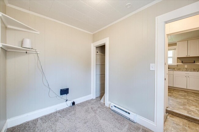 Building Photo - Adorable Guest Cottage in the North End!