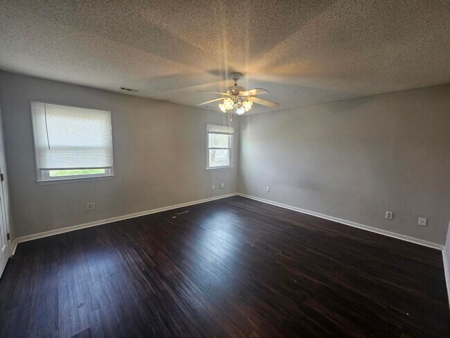 Building Photo - Cute Townhome In the Center of Jacksonville