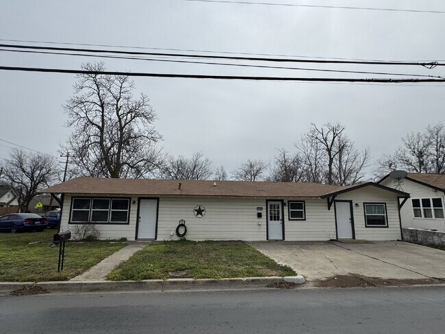 Building Photo - Live close to TSU in this 4 bedroom!