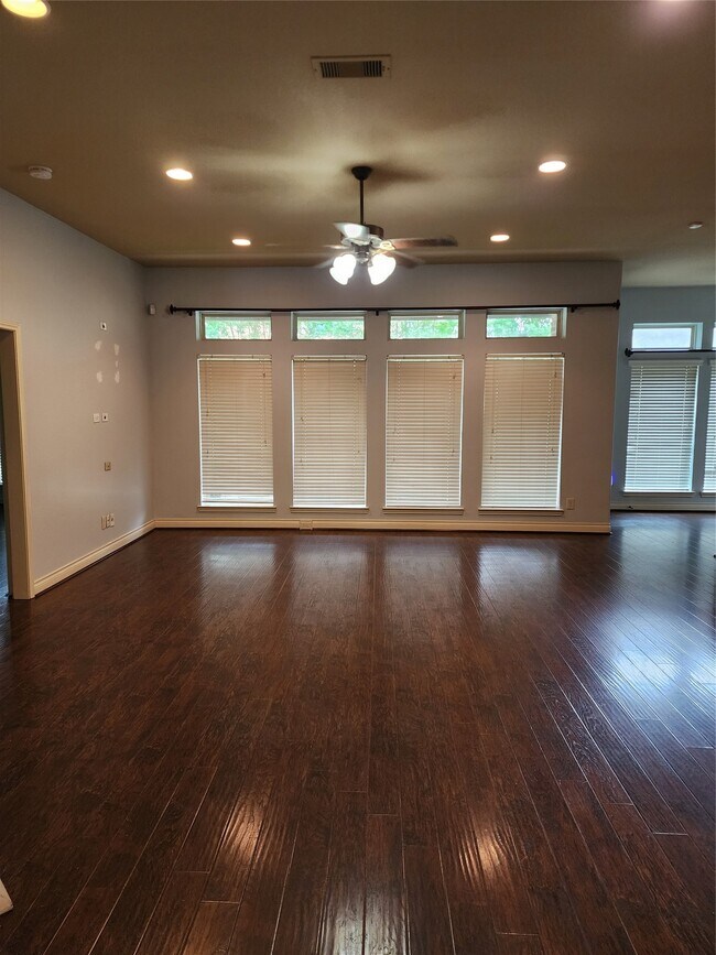 Building Photo - 2019 Sunset Springs Dr