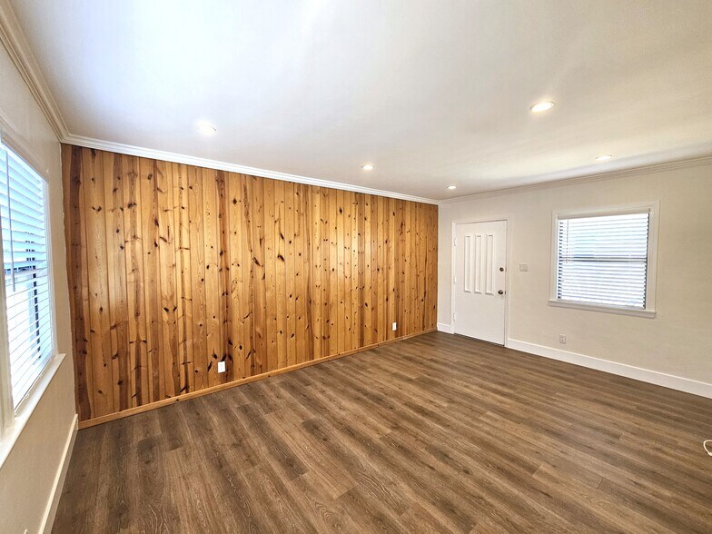 Building Photo - 1604 N Hollywood Way