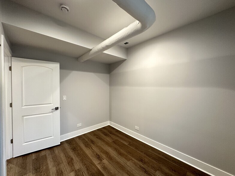 Building Photo - 5010 N Springfield Ave