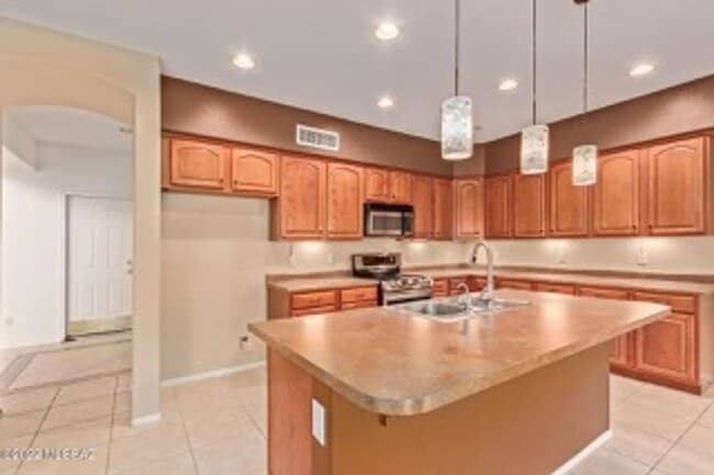 Building Photo - Beautiful home in gated community