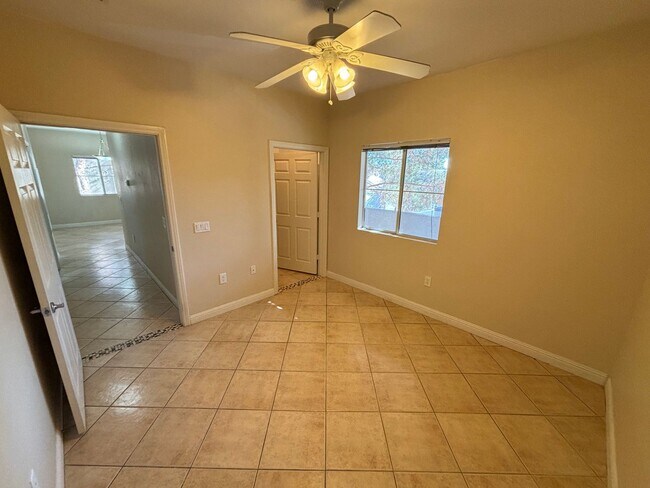 Building Photo - Gorgeous 1Bed/1Bath Condo located in Spanish Palms guard gated community!