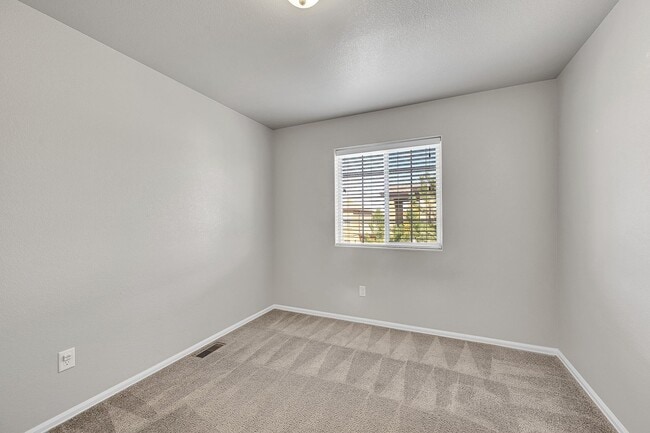 Building Photo - 3 bed 3 bath townhome in gated community w...