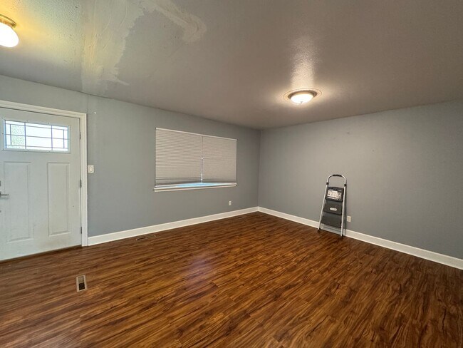 Building Photo - Great Tri-level home-Half of November Free!