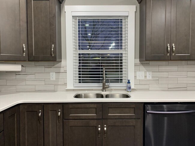 Building Photo - 3 Bed, 3.5 Bath Home w/ 2 Car Garage and Lake Views