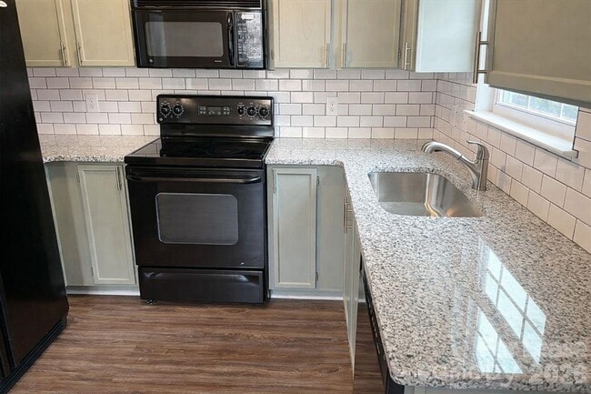 Building Photo - 211 Kingville Dr