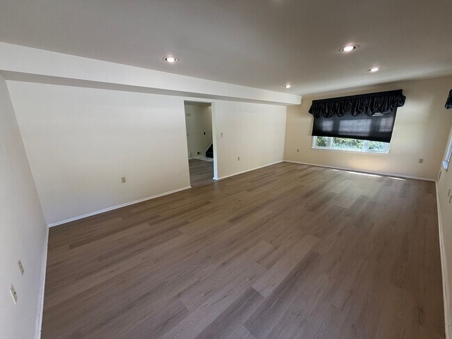 Building Photo - Spacious 4-Bedroom Colonial with 2-Car Garage in Howell