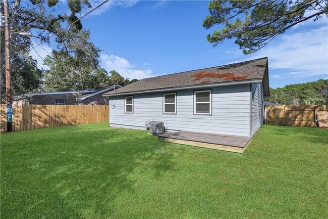 Building Photo - 19 Robin Hood Dr