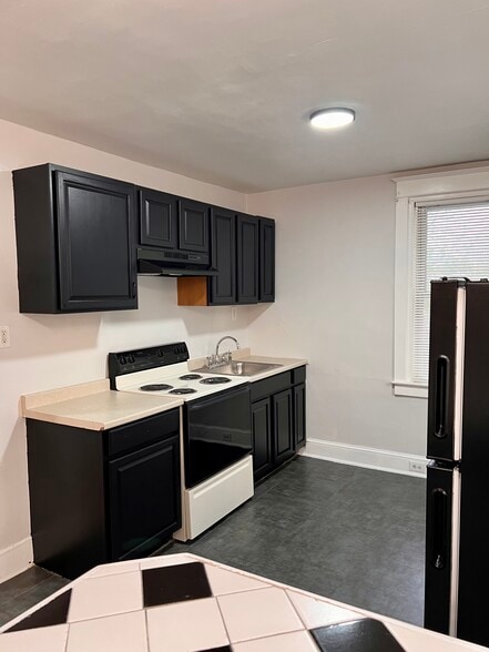 kitchen with electric stove - 340 E Broadway Ave
