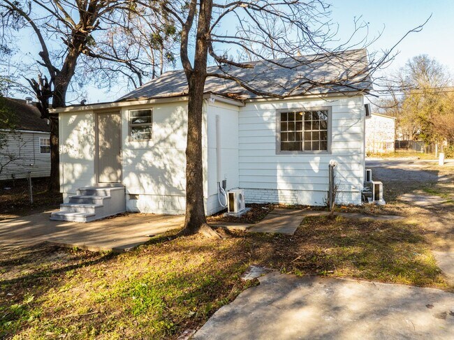Building Photo - Freshly Updated 3 Bedroom House
