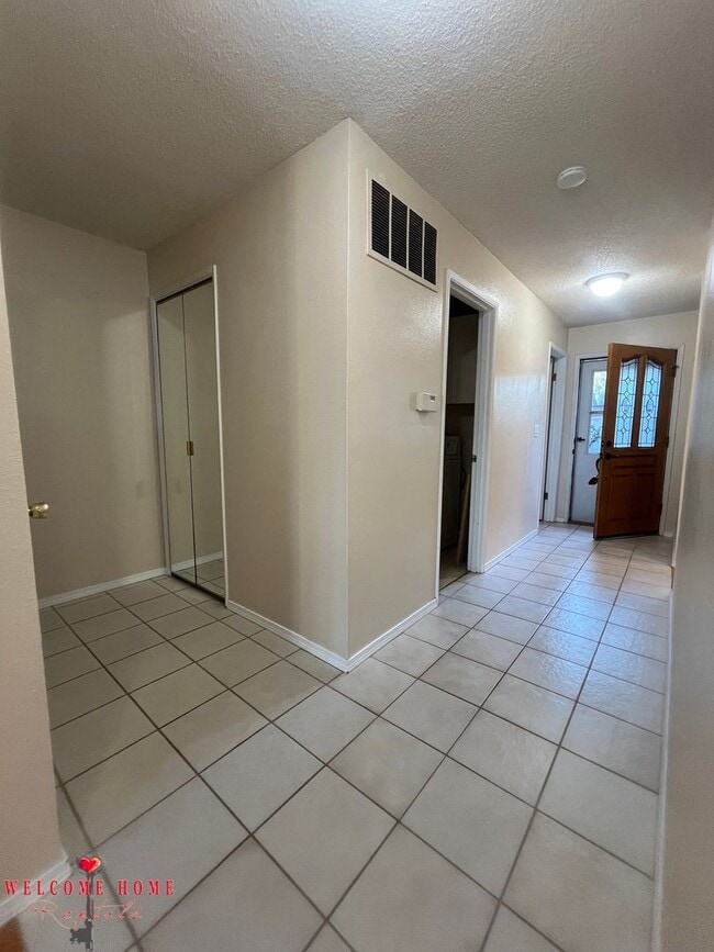 Building Photo - 2 bedroom townhome condo with AMAZING view, brand new carpeting and a fresh coat of paint!!!