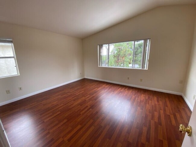 Building Photo - Spacious 4 bed/3 Bath in Oceanside!