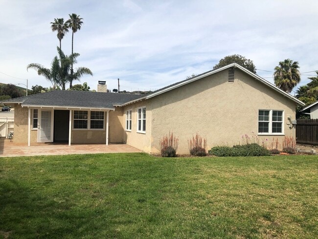 Building Photo - Central Ventura Home with Large Yard!