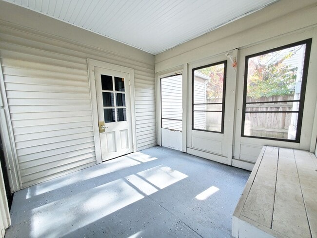 Building Photo - 4 Bed - 1 Bath Bungalow for Rent