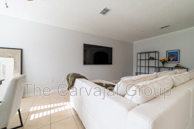 Building Photo - 2210 Seven Oaks Dr