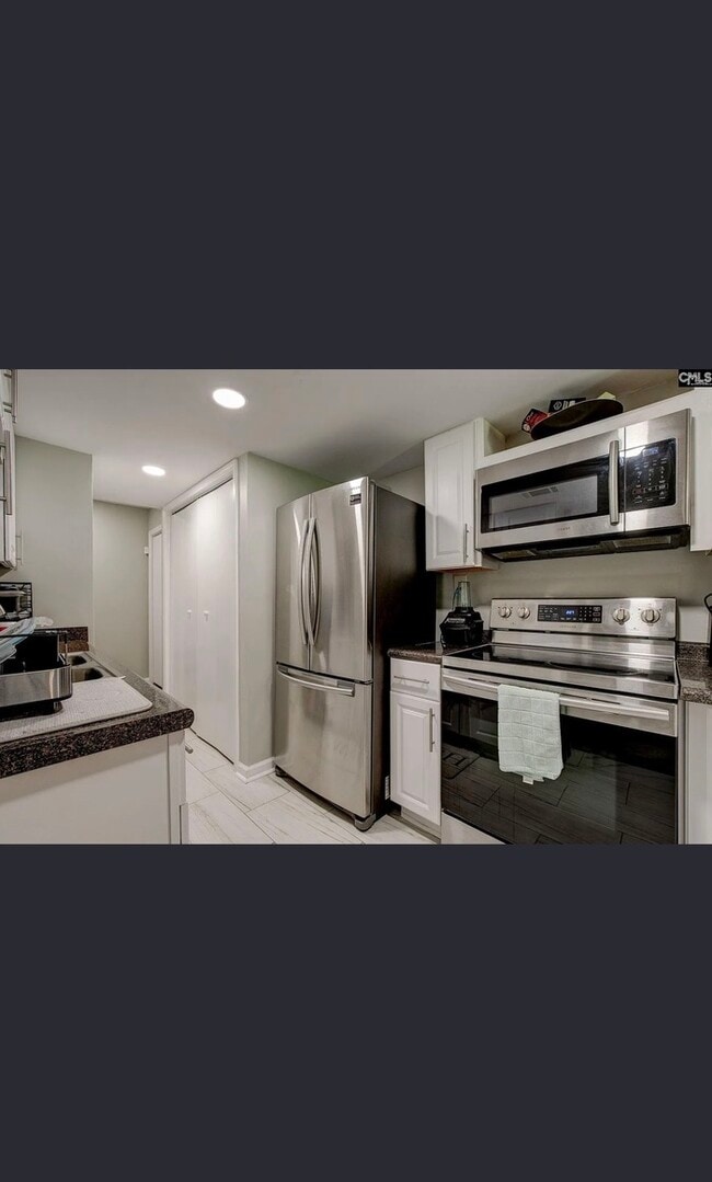 Building Photo - 177 Lionsgate Dr