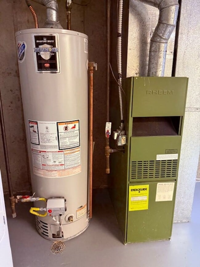 Building Photo - House For Lease