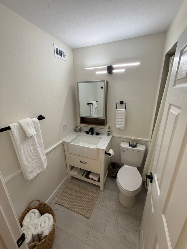 Building Photo - ROOMMATE WANTED - Downtown Sarasota Renova...