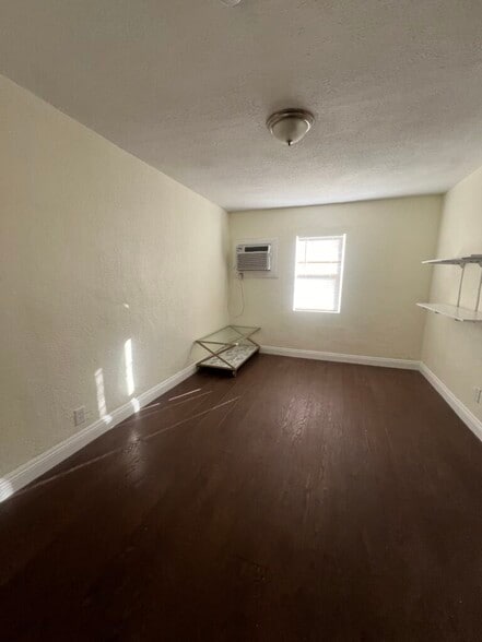 Building Photo - 413 W Van Buren Ave