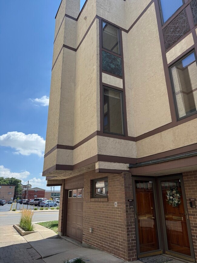 Building Photo - 429 S Oak Park Ave