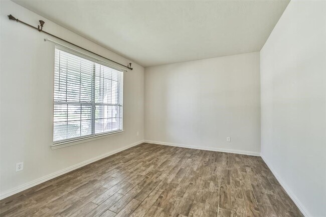 Building Photo - 911 Merlin Roost Ct