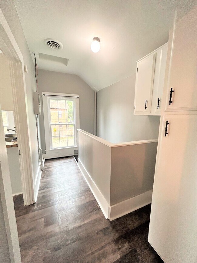 Building Photo - 677 Oak St