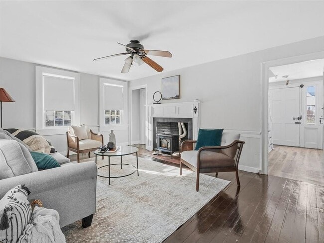 Building Photo - 1382 Hope St