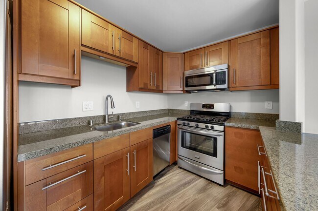 Building Photo - Spacious Studio aand 1-bedroom Apartments in Mission Hills – Prime Location!